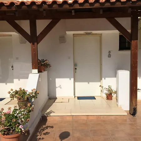 Kermia Beach Bungalow 1 * Λάρνακα